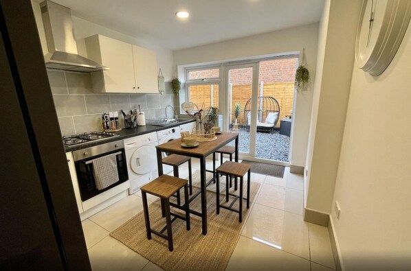 Apartment, 2 Queen Beds | Private kitchen
