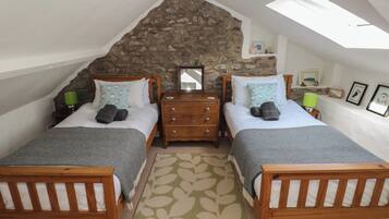 Cottage | 2 bedrooms, individually decorated, individually furnished, free WiFi