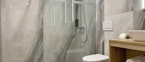 Family Room | Bathroom | Shower, free toiletries, hair dryer, slippers