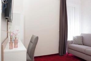 1 bedroom, in-room safe, individually decorated, desk