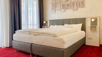 Camera familiare | Una cassaforte in camera, con stile personalizzato, una scrivania