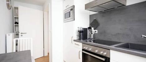 Refrigerador, microondas, horno, placa de cocina