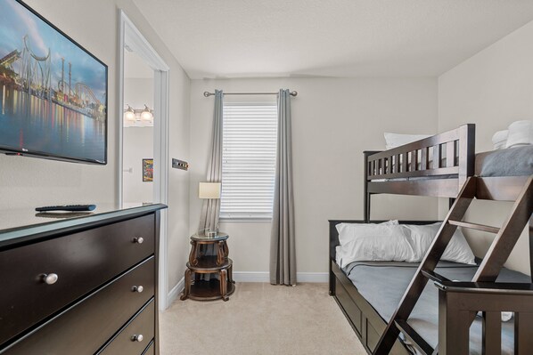 8 bedrooms, iron/ironing board, WiFi, bed sheets - Magical 8 bd Family Retreat Close to Parks! (2311) (Kissimmee)