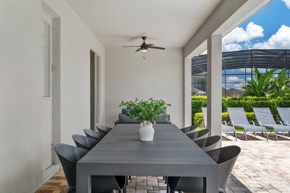 Outdoor dining - Magical 8 bd Family Retreat Close to Parks! (2311) (Kissimmee)