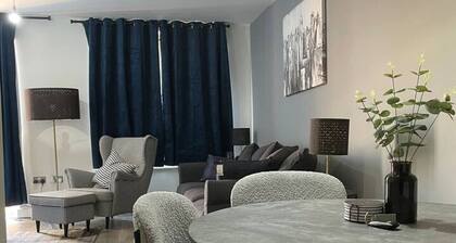 Contemporary Haven: 4-Bed House in Dagenham