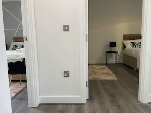 4 室のベッドルーム、WiFi、ベッドシーツ