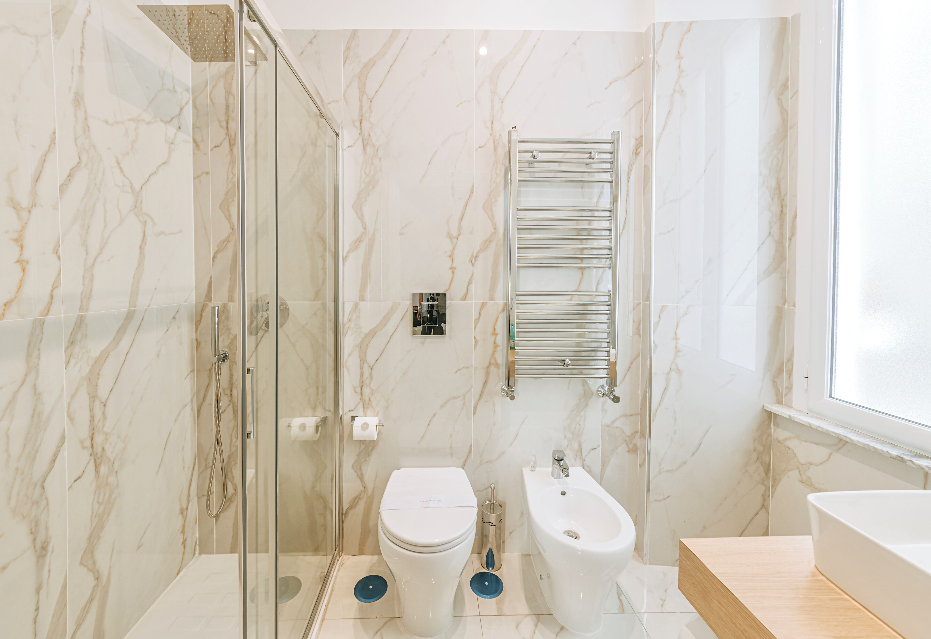 Un baño moderno con ducha envuelta en vidrio, inodoro, bidé y bañera.