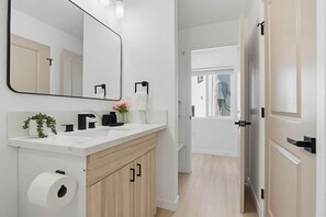 Een douche, een haardroger, handdoeken, zeep