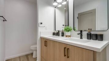 Een douche, een haardroger, handdoeken, zeep