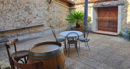 Occitanie maison centre village Argeliers, 200m du canal du midi. 30 mn plages