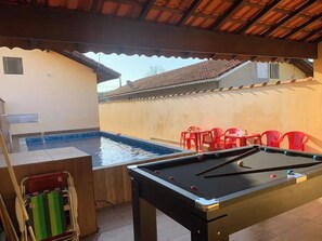 Outdoor dining - Cozy House, With Large Pool and Waterfall (Balneario Verde Mar Mongaguá)