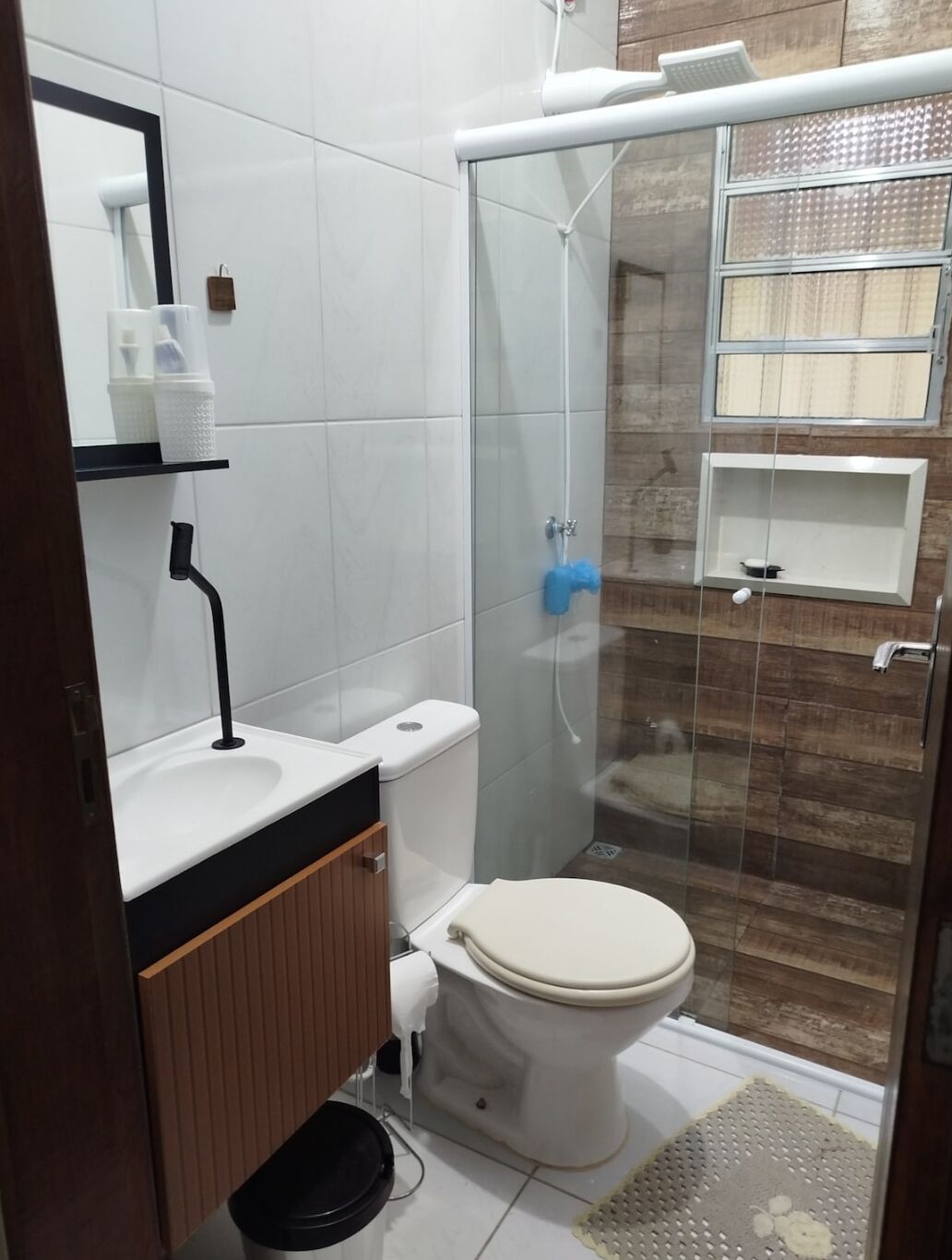 Een douche, handdoeken, zeep, shampoo