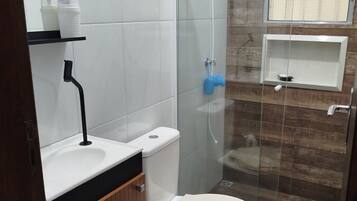 Een douche, handdoeken, zeep, shampoo