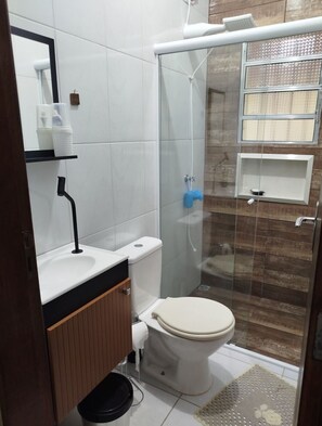 Shower, towels, soap, shampoo - Cozy House, With Large Pool and Waterfall  (Balneario Verde Mar Mongaguá)