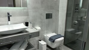 Apartamento de lujo | Baño | Ducha, cabezal de ducha con hidromasaje, secador de pelo y zapatillas