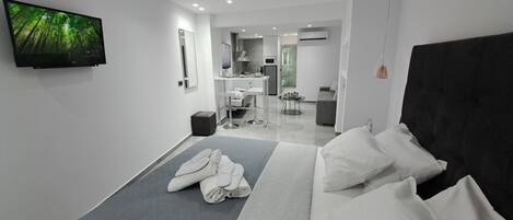 Deluxe Apartment | 1 bedroom, blackout drapes, soundproofing, iron/ironing board