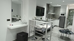 Apartamento Deluxe | Cocina privada | Frigorífico, microondas, placa de cocina y máquina de café espresso