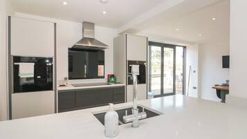 Een koelkast, een vaatwasser, een waterkoker, een broodrooster