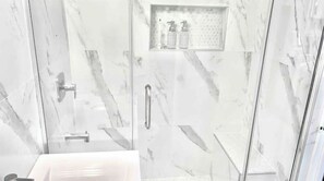 Haartrockner, Handtücher, Seife, Toilettenpapier