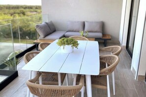 Outdoor dining - Pent House with private jacuzzi & near the beach (Punta Cana)