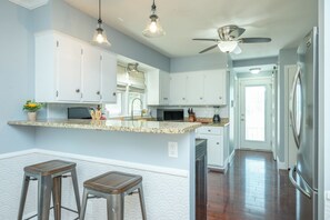 Køleskab, mikrobølgeovn, ovn, kogeplade