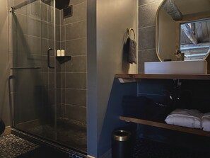 Douche, sèche-cheveux, serviettes fournies