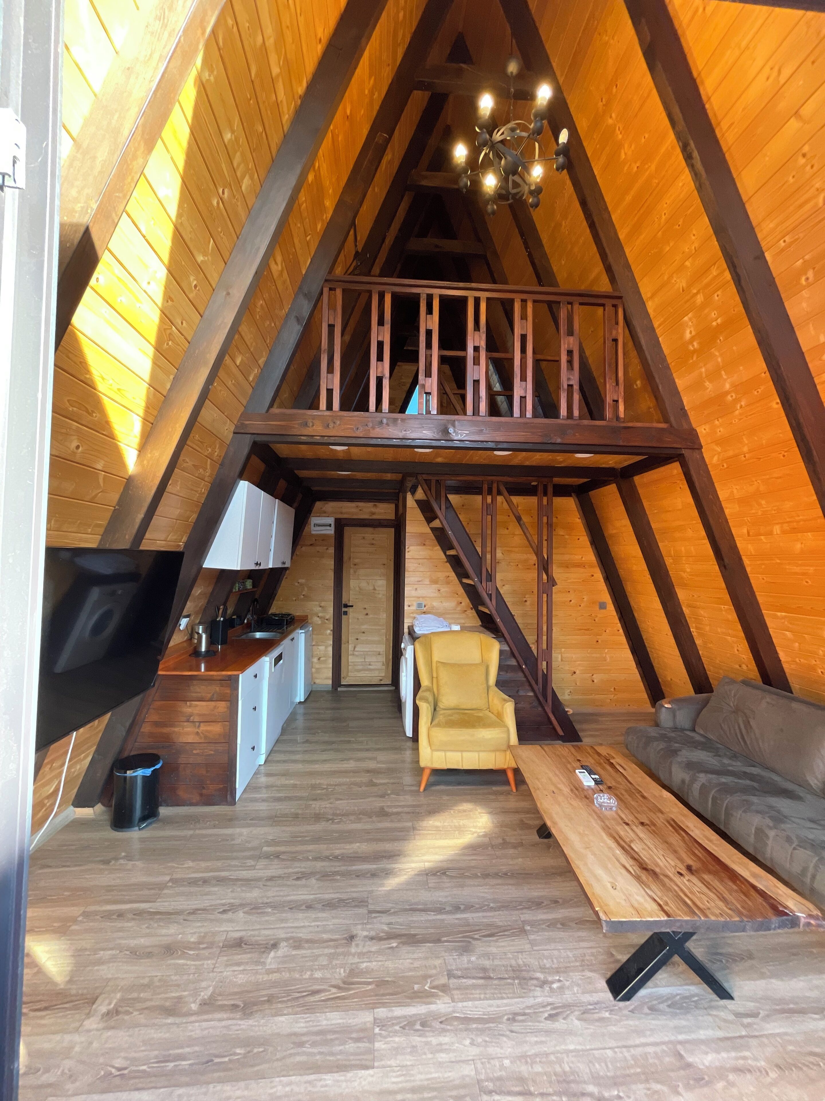 32 インチのスマートテレビ (デジタル放送視聴可)、Netflix、最新映画