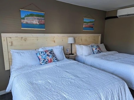 1 bedroom, bed sheets. The Greenland Motel - Room No.2