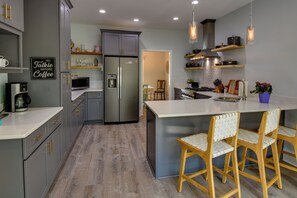 Geladeira, micro-ondas, cooktop, lava-louças