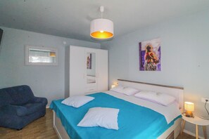 1 chambre, fer et planche à repasser, Wi-Fi, literie fournie