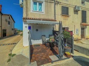 Outdoor dining - studio apartment Noemi (Bužinija)