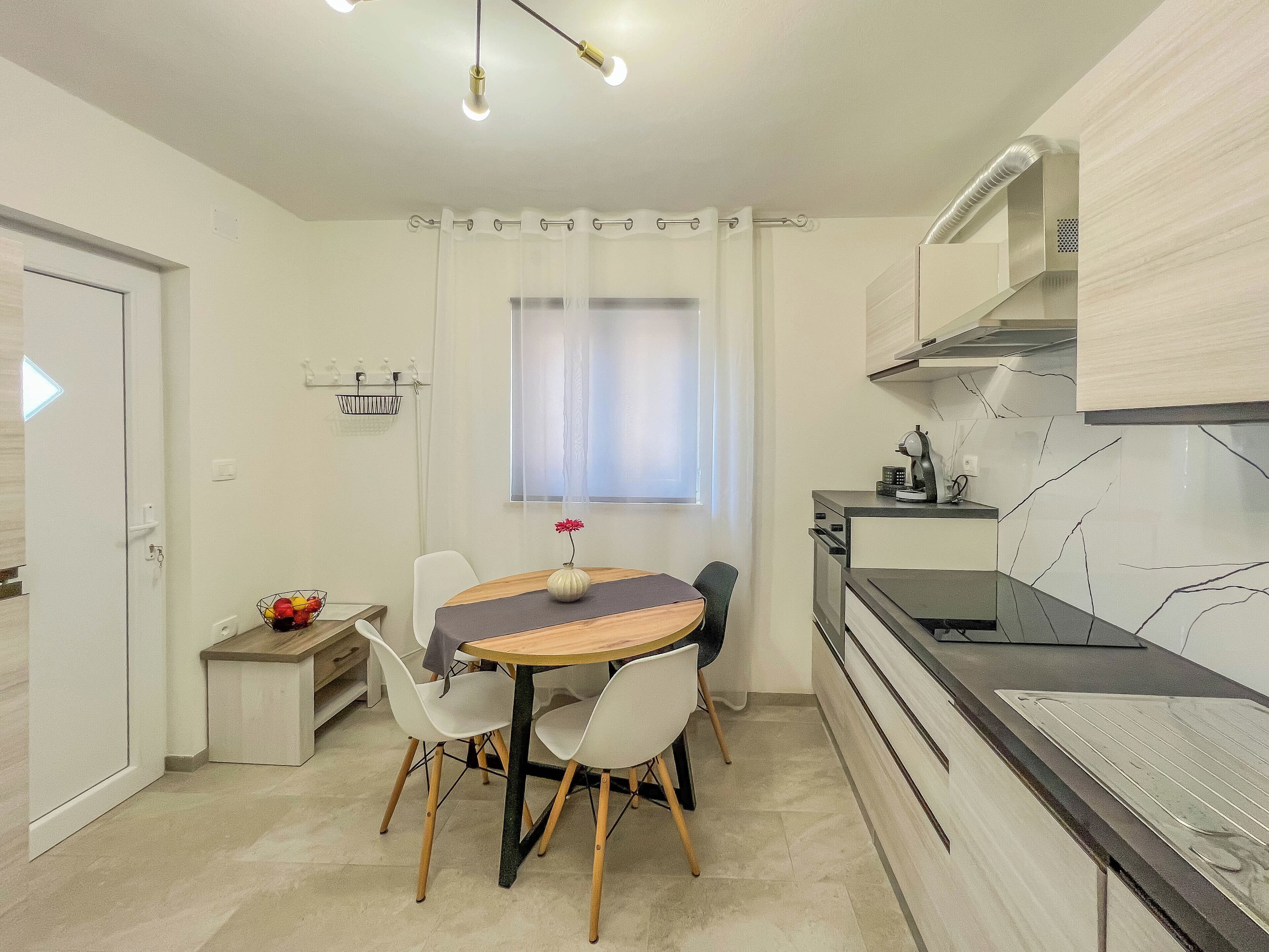 Frigorifero, forno, piano cottura, lavastoviglie