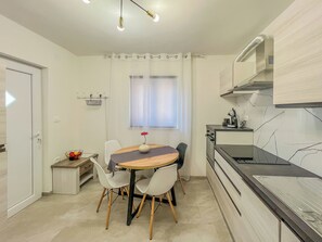 Fridge, oven, stovetop, dishwasher - studio apartment Noemi (Bužinija)