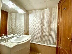 Tina, amenidades de baño gratuitas, secadora de cabello, toallas 