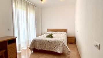 2 slaapkamers, een strijkplank/strijkijzer, internet, beddengoed