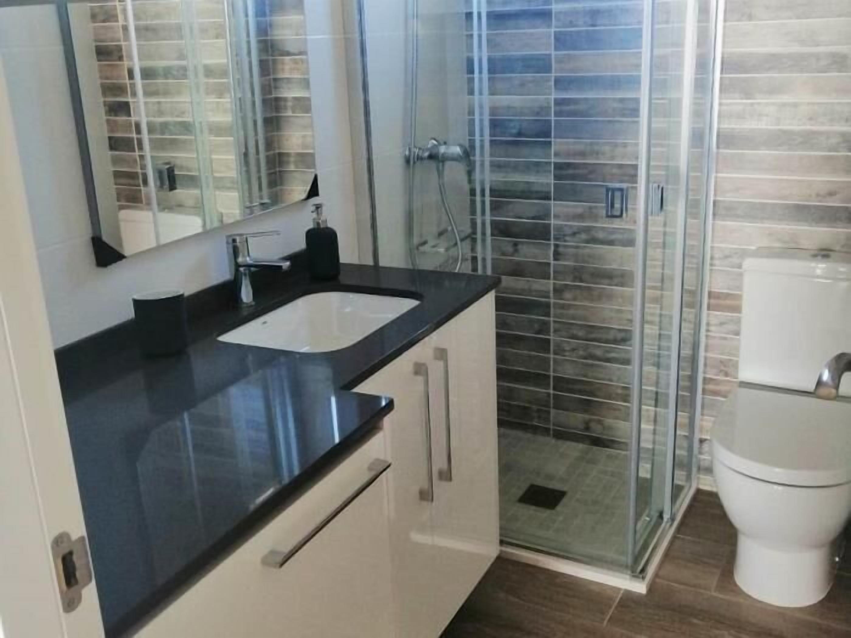 Een douche, een haardroger, handdoeken