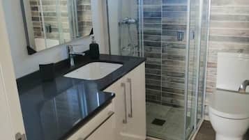 Een douche, een haardroger, handdoeken