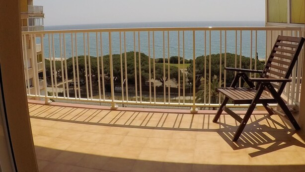A balcony with a view of the sea, a chair, and a tiled floor. - RECONNECTAR Malgrat de Mar Garbí I (Malgrat de Mar)