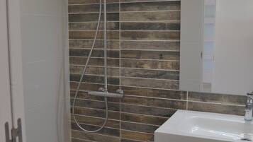 Een douche, een haardroger, handdoeken