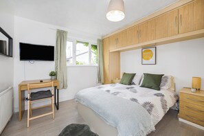 Classic Double Room | Iron/ironing board, free WiFi - Verv London Stratford (London)