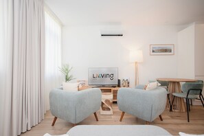 Living area - Liiiving in Porto - Urban Art Apartment (Porto)