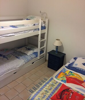 2 habitaciones, tabla de planchar con plancha, wifi y ropa de cama 
