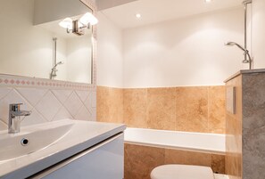 Séchoir à cheveux, serviettes fournies