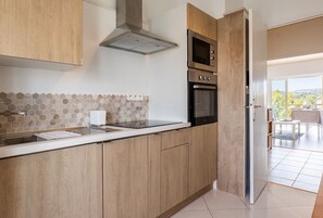 Fridge, microwave, oven, coffee/tea maker