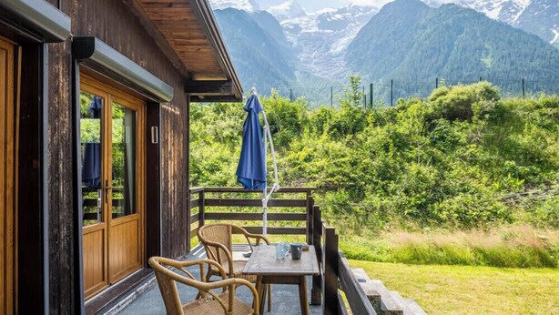 A wooden cabin with a balcony overlooking a mountainous landscape. - Rustic chalet with garden in Chamonix (Chamonix-Mont-Blanc)