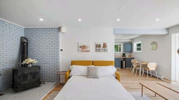 1 bedroom, desk, iron/ironing board, WiFi