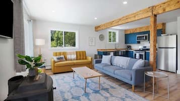 Televisión, libros y oficina