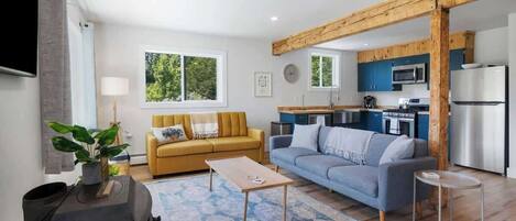 Fernseher, Bücher, Arbeitsbereiche