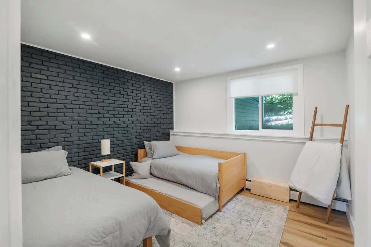 2 bedrooms, desk, iron/ironing board, WiFi