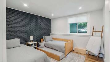 2 bedrooms, desk, iron/ironing board, WiFi